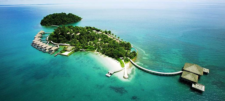 12. Koh Rong l&agrave; một h&ograve;n đảo nhỏ nằm ngo&agrave;i khơi tỉnh Sihanoukville ở Campuchia. Nơi n&agrave;y vẫn chưa ph&aacute;t triển nhiều nhưng vẻ đẹp của n&oacute; s&aacute;nh ngang với c&aacute;c b&atilde;i biển nổi tiếng của Th&aacute;i Lan.
