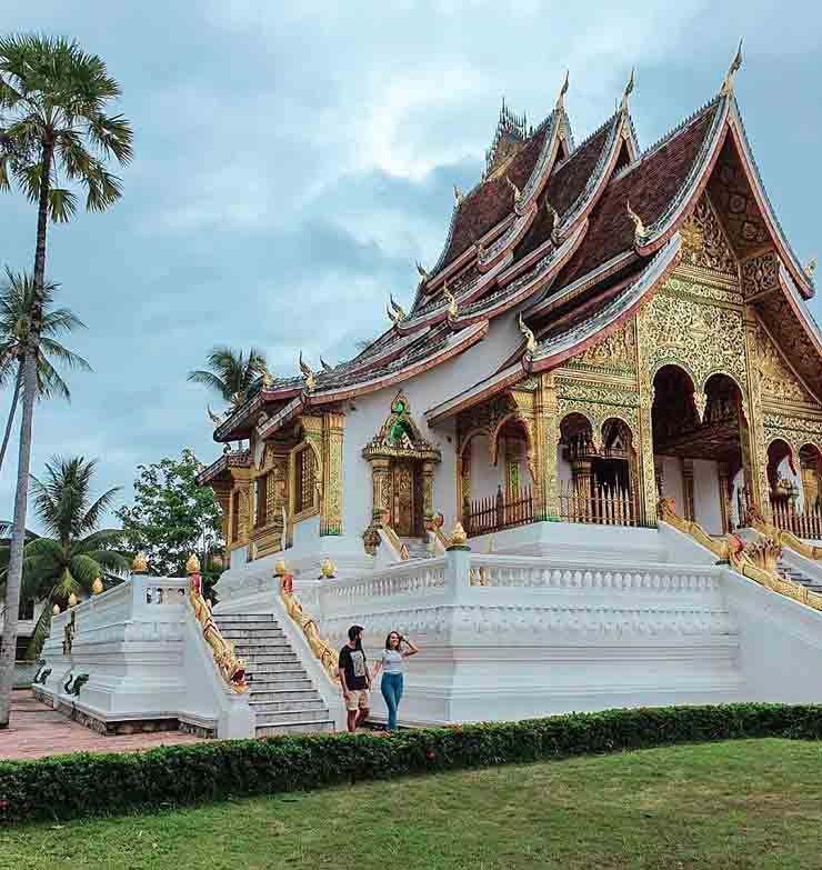 13. Du lịch đến Luang Prabang, L&agrave;o sẽ khiến du kh&aacute;ch c&oacute; cảm gi&aacute;c như quay ngược thời gian. Nơi n&agrave;y được UNESCO c&ocirc;ng nhận l&agrave; di sản thế giới, khi bước qua c&aacute;nh cổng, bạn sẽ cảm nhận như m&igrave;nh đang lạc v&agrave;o một thời đại kh&aacute;c, cuộc sống chậm r&atilde;i, c&aacute;c hoạt động tr&ecirc;n đường chủ yếu l&agrave; đi bộ v&agrave; đi xe đạp.
