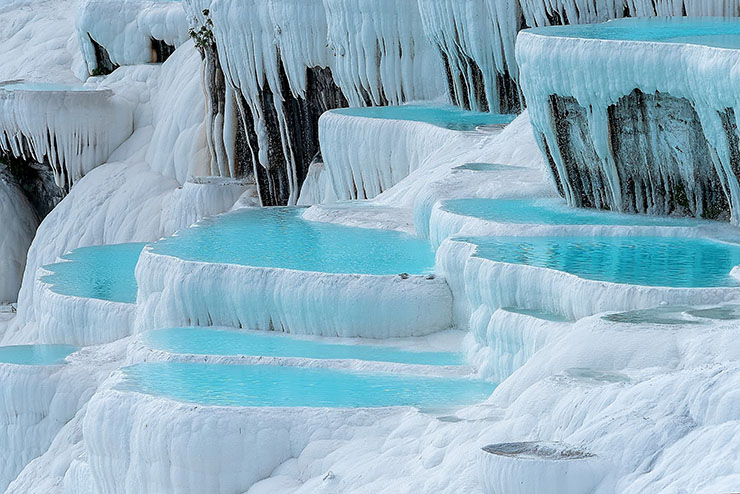5. Ở Pamukkale, Thổ Nhĩ Kỳ l&agrave; nơi nổi tiếng với những bậc thang chứa đầy nước ấm từ c&aacute;c suối nước n&oacute;ng tự nhi&ecirc;n gần đ&oacute;.
