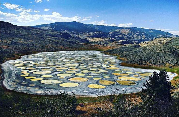 1. Hồ Spotted nằm ở ph&iacute;a t&acirc;y bắc Osoyoos, ph&iacute;a đ&ocirc;ng thung lũng Similkameen ở British Columbia, Canada.
