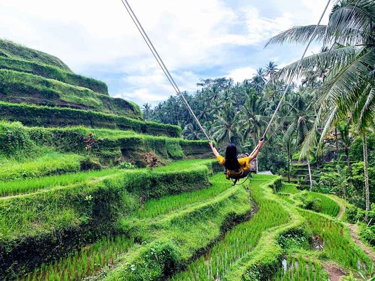 4. C&aacute;nh đồng l&uacute;a Tegalalang c&aacute;ch Ubud 20 ph&uacute;t l&aacute;i xe, đường đi bằng phẳng. C&oacute; một b&atilde;i đậu xe lớn gần đ&oacute;, nơi bạn c&oacute; thể gửi xe với một khoản ph&iacute; nhỏ khoảng 10.000 IDR (16.000 đồng).
