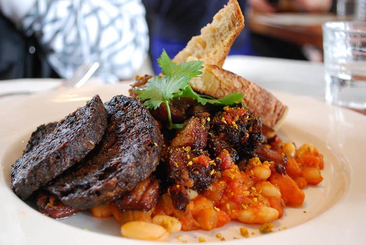 1. Black Pudding (Blood Sausage)

M&oacute;n n&agrave;y rất phổ biến ở nhiều quốc gia ch&acirc;u Phi, ch&acirc;u Mỹ, ch&acirc;u &Acirc;u. Tuy nhi&ecirc;n, nhiều người vẫn cho rằng, m&oacute;n ăn n&agrave;y qu&aacute; kỳ lạ v&agrave; kh&ocirc;ng d&aacute;m thưởng thức. N&oacute; l&agrave;m từ tiết heo trộn với nhiều nguy&ecirc;n vật liệu kh&aacute;c nhau c&ugrave;ng với vụn b&aacute;nh m&igrave;, sau đ&oacute; nhồi v&agrave;o ruột heo kh&ocirc;.