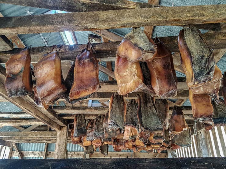 2. H&aacute;karl

M&oacute;n n&agrave;y ch&iacute;nh l&agrave; x&aacute;c&nbsp;thối rữa&nbsp;của một con c&aacute; mập v&ugrave;ng Greenland hoặc c&aacute; nh&aacute;m phơi nắng (Somniosidae). C&aacute; mập sẽ được ch&ocirc;n dưới l&ograve;ng đất, trong một c&aacute;i hố n&ocirc;ng, &eacute;p chặt bằng đ&aacute; b&ecirc;n tr&ecirc;n để chất độc trong cơ thể chảy hết ra ngo&agrave;i. Điều n&agrave;y cho ph&eacute;p thịt c&aacute; mập an to&agrave;n để ăn được. Tiếp theo, n&oacute; được phơi kh&ocirc; trước khi cắt th&agrave;nh c&aacute;i miếng nhỏ. M&oacute;n ăn n&agrave;y c&oacute; nặng m&ugrave;i amoniac v&agrave; m&ugrave;i tanh khủng khiếp.