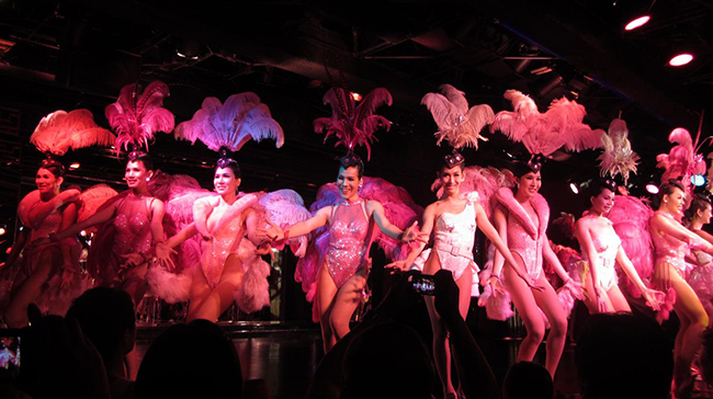 Calypso Cabaret Show l&agrave; buổi biểu diễn của những c&ocirc; n&agrave;ng chuyển giới m&agrave; bạn nhất định phải xem. Đ&acirc;y l&agrave; một trong những chương tr&igrave;nh hay nhất ở Bangkok.&nbsp;
