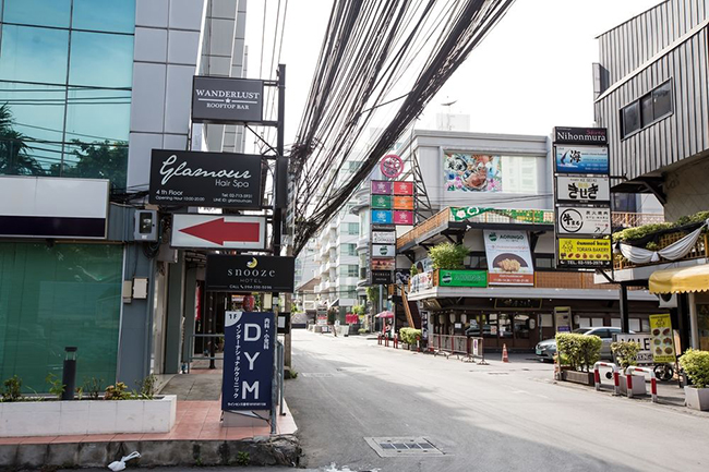 Khu vực Thonglor ở Bangkok l&agrave; một khu vực đang nổi l&ecirc;n trong những năm gần đ&acirc;y. C&oacute; rất nhiều cửa h&agrave;ng, cửa hiệu, nh&agrave; h&agrave;ng v&agrave; trung t&acirc;m mua sắm s&aacute;ng tạo theo phong c&aacute;ch hiện đại v&agrave; trẻ trung. V&igrave; vậy, khu Thonglor l&agrave; điểm đến quen thuộc của giới trẻ. V&agrave; chắc chắn rằng bạn sẽ kh&aacute;m ph&aacute; ra nhiều điều th&uacute; vị tại đ&acirc;y.

