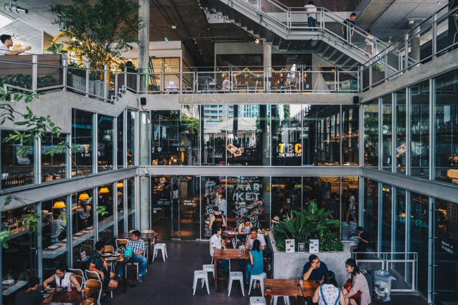 Commons: H&atilde;y bắt đầu ng&agrave;y mới với bữa s&aacute;ng, nh&acirc;m nhi t&aacute;ch c&agrave; ph&ecirc; tại The Commons. Kiến ​​tr&uacute;c hiện đại ở đ&acirc;y sẽ khiến bạn th&iacute;ch m&ecirc; ngay từ c&aacute;i nh&igrave;n đầu ti&ecirc;n. To&agrave;n bộ căn nh&agrave; m&agrave;u trắng tối giản, c&oacute; kh&ocirc;ng gian mở, tho&aacute;ng, rộng, trang tr&iacute; th&ecirc;m v&agrave;i c&acirc;y xanh n&ecirc;n d&ugrave; muốn chụp ảnh &ldquo;sống ảo&rdquo; ở g&oacute;c n&agrave;o cũng đẹp v&agrave; sang.
