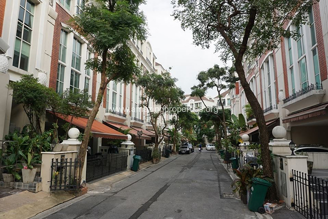 Hẻm Thonglor: Sau một buổi s&aacute;ng nhẹ nh&agrave;ng tại The Commons, h&atilde;y dạo quanh những con phố nhỏ ở Thonglor. Bạn sẽ thấy rất nhiều cửa h&agrave;ng đẹp với&nbsp;phong c&aacute;ch trang tr&iacute; th&uacute; vị. Thonglor c&ograve;n c&oacute; khu triển l&atilde;m nghệ thuật Thong Lor Art Space. Tại đ&acirc;y, c&oacute; c&aacute;c cuộc triển l&atilde;m của c&aacute;c nghệ sĩ t&agrave;i năng tr&ecirc;n khắp đất nước Th&aacute;i Lan.&nbsp;
