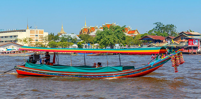 Chao Phraya l&agrave; con s&ocirc;ng nổi tiếng nhất ở Bangkok v&agrave; c&oacute; tầm quan trọng trong giao th&ocirc;ng ở đ&acirc;y. Đi thuyền dọc s&ocirc;ng Chao Phraya, bạn c&oacute; thể đến nhiều điểm du lịch quan trọng ở Bangkok.&nbsp;
