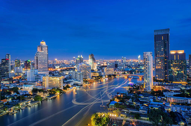 Hầu hết c&aacute;c cung điện v&agrave; đền đ&agrave;i quan trọng đều nằm dọc hai b&ecirc;n bờ s&ocirc;ng. Hơn nữa, nghỉ đ&ecirc;m tr&ecirc;n du thuyền dọc s&ocirc;ng Chao Phraya cũng l&agrave; một trải nghiệm l&atilde;ng mạn v&agrave; độc đ&aacute;o ở Bangkok.&nbsp;
