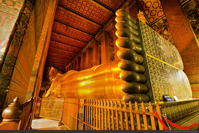 Wat Pho (Ch&ugrave;a Phật Nằm) l&agrave; nơi c&oacute; bộ sưu tập tượng Phật lớn nhất ở Th&aacute;i Lan. Trong đ&oacute;, nổi tiếng nhất l&agrave; bức tượng Phật nằm d&agrave;i 46m rất ấn tượng. Wat Pho cũng được coi l&agrave; nơi h&agrave;ng đầu để học hoặc trải nghiệm massage Th&aacute;i truyền thống.
