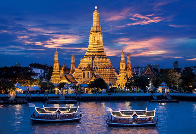 Gh&eacute; Bangkok bạn c&oacute; thể tham quan c&aacute;c địa điểm lịch sử, đi mua sắm v&agrave; cũng c&oacute; thể c&oacute; những khoảng thời gian thư th&aacute;i nh&acirc;m nhi ly c&agrave; ph&ecirc; v&agrave; ngắm ho&agrave;ng h&ocirc;n như d&aacute;t v&agrave;ng l&ecirc;n ng&ocirc;i ch&ugrave;a Wat Arun tr&ecirc;n s&ocirc;ng Chao Phraya.
