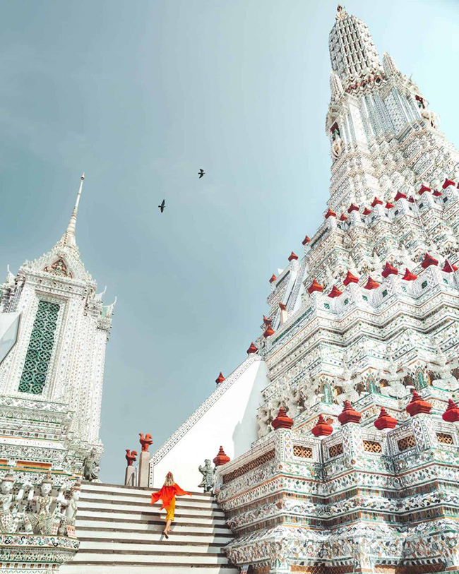Wat Arun được mệnh danh l&agrave; một trong những ng&ocirc;i ch&ugrave;a đẹp nhất Bangkok bởi kiến ​​tr&uacute;c tinh xảo. Wat Arun được trang tr&iacute; bằng v&ocirc; số mảnh sứ v&agrave; thủy tinh tạo n&ecirc;n một t&ograve;a th&aacute;p cao v&uacute;t v&agrave; nguy nga nằm b&ecirc;n bờ s&ocirc;ng Chao Phraya. Cầu thang dẫn l&ecirc;n đỉnh th&aacute;p nhỏ, hẹp v&agrave; thẳng đứng nhưng từ tr&ecirc;n cao nh&igrave;n xuống, bạn sẽ nh&igrave;n thấy một khung cảnh si&ecirc;u đẹp.
