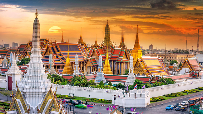 Grand Palace, Cung điện Ho&agrave;ng gia nằm giữa l&ograve;ng Bangkok l&agrave; nơi bạn nhất định phải đến một lần khi gh&eacute; th&agrave;nh phố n&agrave;y. Grand Palace với kiến ​​tr&uacute;c d&aacute;t v&agrave;ng lộng lẫy, mọi chi tiết đều v&ocirc; c&ugrave;ng tinh xảo v&agrave; kỳ c&ocirc;ng. Đến đ&acirc;y, bạn sẽ được mở mang tầm mắt về văn h&oacute;a, lịch sử v&agrave; Ho&agrave;ng gia Th&aacute;i Lan.
