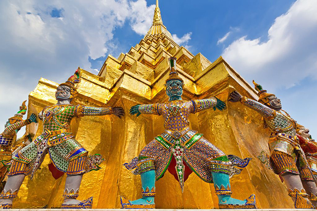 Wat Phra Kaew trong Cung điện Ho&agrave;ng gia Bangkok l&agrave; một trong những nơi tuyệt nhất để tham quan ở đ&acirc;y.&nbsp;
