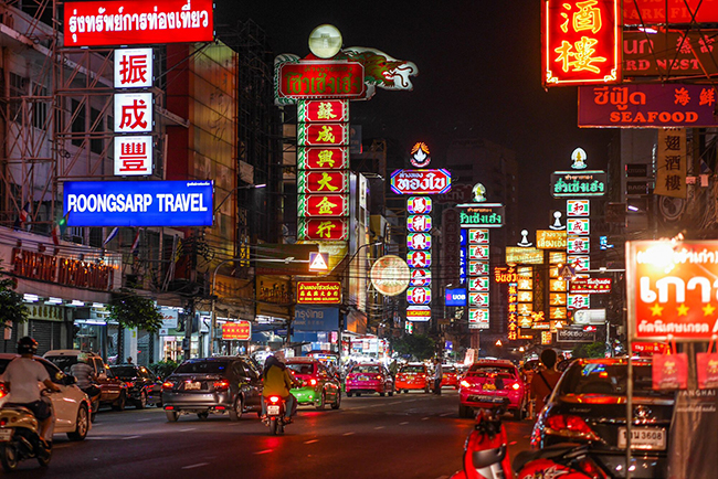 Phố Yaowarat (Phố T&agrave;u) l&agrave; con phố ẩm thực rất nổi tiếng với những m&oacute;n ăn ngon v&agrave; đầy hấp dẫn.&nbsp;
