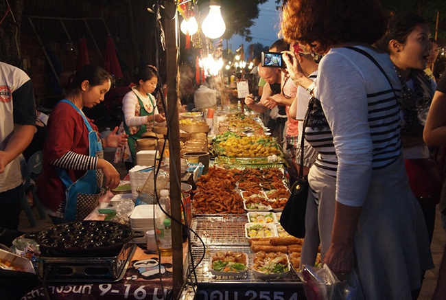 Bạn nhớ phải thưởng thức c&aacute;c m&oacute;n ăn đường phố rất thu h&uacute;t tại Sukhumvit Soi 38, nơi&nbsp;c&oacute; những m&oacute;n ăn đường phố ngon nhất ở Bangkok.&nbsp;
