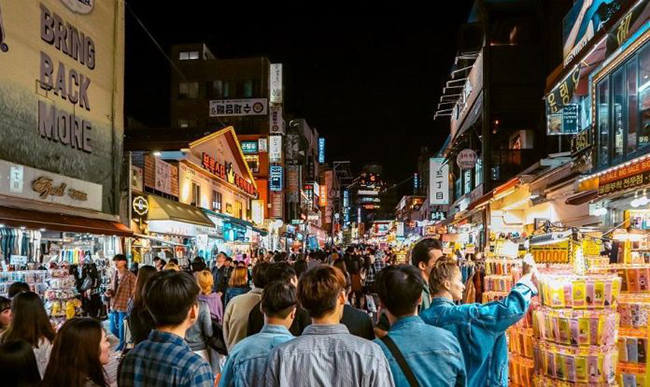 Phố đ&ecirc;m Hongdae (nằm ở quận Mapo, Seoul)&nbsp;với c&aacute;c khu mua sắm rất sầm uất nổi tiếng khắp Seoul v&agrave; rất hấp dẫn với nhiều du kh&aacute;ch.&nbsp;
