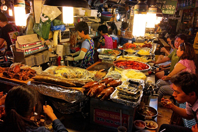 V&ocirc; số m&oacute;n ăn đường phố ngon v&agrave; đầy quyến rũ ở Hongdae.&nbsp;
