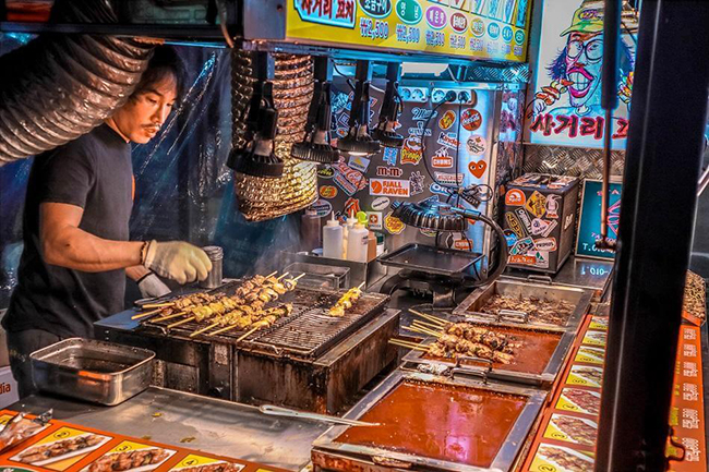 Nếu đi theo nh&oacute;m, bạn c&oacute; thể thử c&aacute;c xi&ecirc;n thịt nướng &nbsp;ở qu&aacute;n, c&oacute; nhiều loại kh&aacute;c nhau cũng rất ngon l&agrave;nh, lạ miệng.&nbsp;

