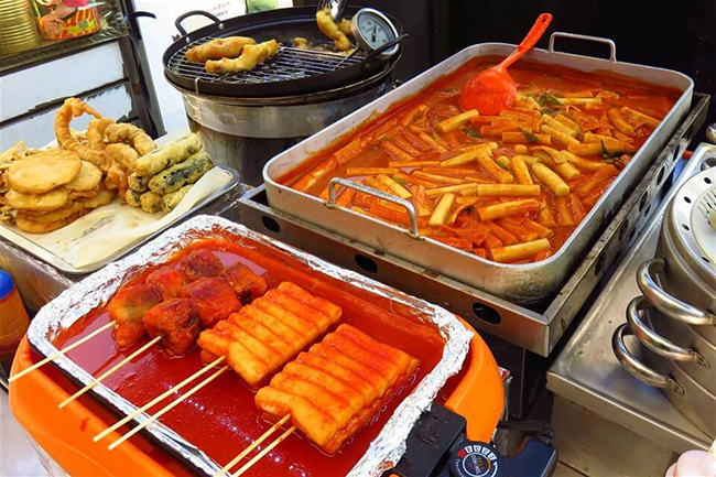 Kim chi v&agrave; b&aacute;nh gạo l&agrave; ẩm thực đặc trưng của H&agrave;n Quốc tất nhi&ecirc;n sẽ kh&ocirc;ng thiếu ở Hongdae. H&atilde;y thưởng thức ch&uacute;ng ở đ&acirc;y bạn sẽ thấy c&oacute; hương vị kh&aacute;c hẳn.&nbsp;
