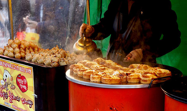 H&atilde;y thử m&oacute;n b&aacute;nh kếp H&agrave;n Quốc với nh&acirc;n đường n&acirc;u được những người b&aacute;n h&agrave;ng th&acirc;n thiện nhiệt t&igrave;nh giới thiệu.&nbsp;
