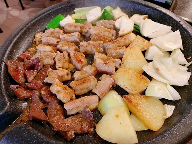 M&oacute;n ruột heo nướng ở đ&acirc;y si&ecirc;u ngon, mềm, b&eacute;o ngậy. Ngo&agrave;i ra, c&ograve;n rất nhiều m&oacute;n ăn k&egrave;m như c&aacute;c m&oacute;n ăn H&agrave;n Quốc m&agrave; ch&uacute;ng ta thường thấy tr&ecirc;n TV: kim chi, canh rong biển, rau cải th&igrave;a v&agrave; nhiều m&oacute;n ăn k&egrave;m kh&aacute;c kết hợp với nhau v&ocirc; c&ugrave;ng ho&agrave;n hảo.&nbsp;
