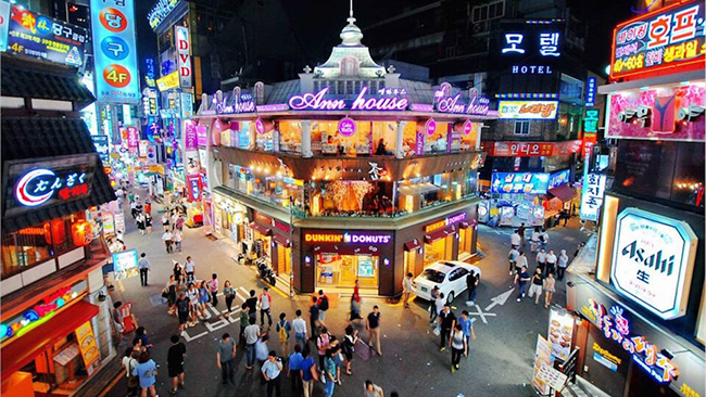 Khu mua sắm n&agrave;y rất phong ph&uacute; với tất cả mọi thứ m&agrave; du kh&aacute;ch cần đến. Những cửa h&agrave;ng n&aacute;o nhiệt n&agrave;y sẽ đ&aacute;p ứng mọi nhu cầu của bạn.&nbsp;
