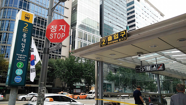 Để đến Hongdae, đi bằng t&agrave;u điện ngầm v&agrave; xe bu&yacute;t l&agrave; thuận tiện v&agrave; rẻ nhất. Bạn chỉ cần mua thẻ T-money l&agrave; c&oacute; thể sử dụng hầu hết c&aacute;c phương tiện c&ocirc;ng cộng ở H&agrave;n Quốc. Để đi bằng t&agrave;u điện ngầm, bạn chỉ cần đến ga Hongik Univ l&agrave; c&oacute; thể đến Hongdae.
