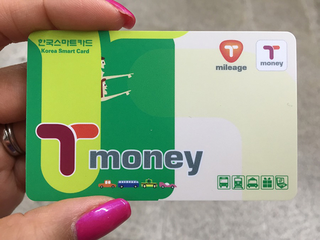 Thẻ T-money: Bạn c&oacute; thể đặt trước từ nh&agrave; qua KKDay, hoặc mua tại CU tại S&acirc;n bay Incheon (3000 Won + nạp khoảng 10.000 Won, v&agrave; bạn c&oacute; thể nạp bất cứ l&uacute;c n&agrave;o khi số dư sắp hết).
