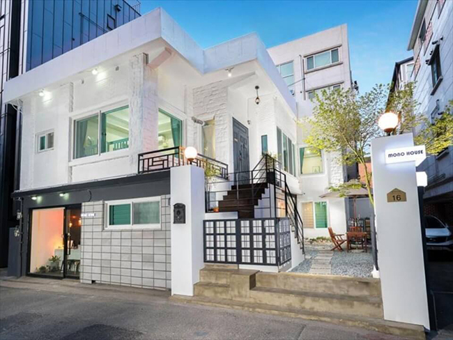 Đến Hongdae chọn t&igrave;m homestay sẽ c&oacute; mức gi&aacute; mềm hơn m&agrave; si&ecirc;u thoải m&aacute;i, sạch sẽ v&agrave; c&oacute; vị tr&iacute; tốt. Đ&acirc;y l&agrave; ph&ograve;ng ở Mono House Hongdae Seoul, ph&ograve;ng rất đẹp, sạch sẽ, tiện nghi v&agrave; thuận tiện cho việc đi lại kh&aacute;m ph&aacute; Hongdae.&nbsp;
