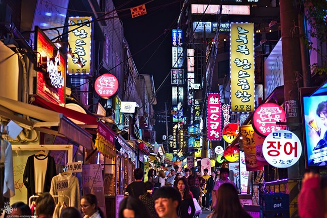 Hongdae cực kỳ nổi tiếng với ẩm thực đường phố, h&atilde;y tưởng tượng bạn đang đi dạo tr&ecirc;n những con phố s&ocirc;i động của Hongdae với v&ocirc; số đồ ăn ngon tr&ecirc;n tay trong khi cảm nhận được sự s&ocirc;i động của giới trẻ m&ecirc; Kpop khi nhảy cover c&aacute;c ca kh&uacute;c hit của thần tượng. Chắc chắn, Hongdae sẽ gi&uacute;p bạn khai mở sức trẻ đầy nhiệt huyết b&ecirc;n trong m&igrave;nh.
