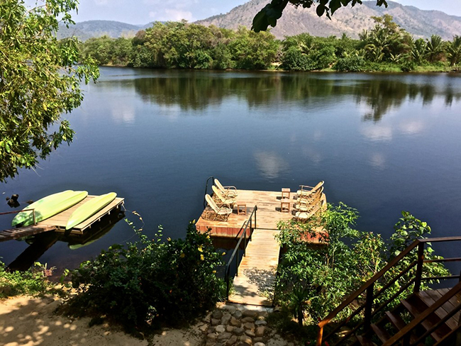 Đường bờ s&ocirc;ng dưới ch&acirc;n n&uacute;i Bokor&nbsp;l&agrave; điểm thu h&uacute;t ch&iacute;nh của Kampot. Lối đi bộ ven s&ocirc;ng thu h&uacute;t kh&aacute;ch du lịch v&agrave; người d&acirc;n địa phương đi lang thang ngắm ngh&iacute;a phong cảnh v&agrave; thưởng thức cocktail l&uacute;c ho&agrave;ng h&ocirc;n.
