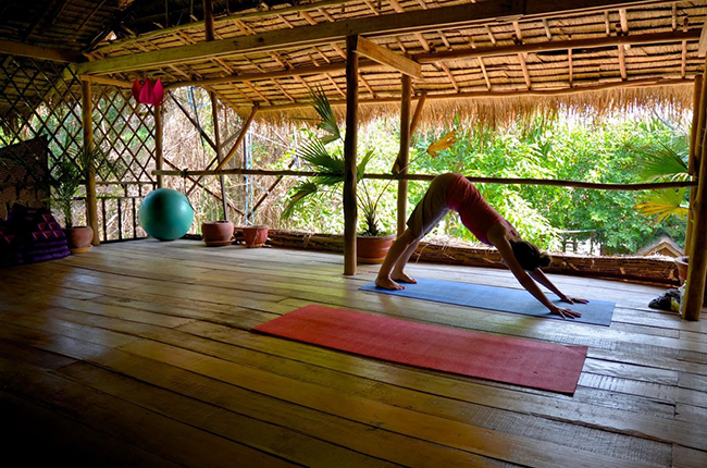 Hoạt động kh&ocirc;ng thể bỏ qua&nbsp;trong chuyến đi Kampot l&agrave; đạp xe dọc theo bờ s&ocirc;ng v&agrave; theo học c&aacute;c lớp yoga tại Banteay Srey.&nbsp;

