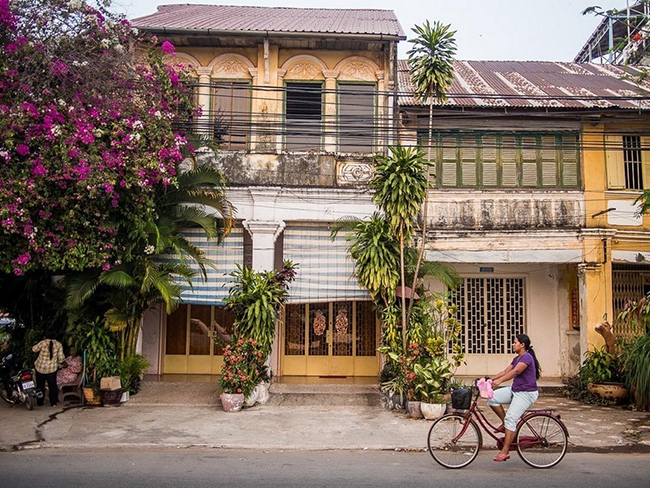 Kampot l&agrave; thủ phủ của tỉnh Kampot nằm về ph&iacute;a nam Campuchia. Đ&acirc;y l&agrave; một thị trấn nhỏ y&ecirc;n tĩnh với những con đường lớn v&agrave; c&aacute;c t&ograve;a nh&agrave; cũ. Đ&acirc;y l&agrave; một trong những nơi th&uacute; vị nhất để bạn gh&eacute; thăm ở Campuchia.&nbsp;

