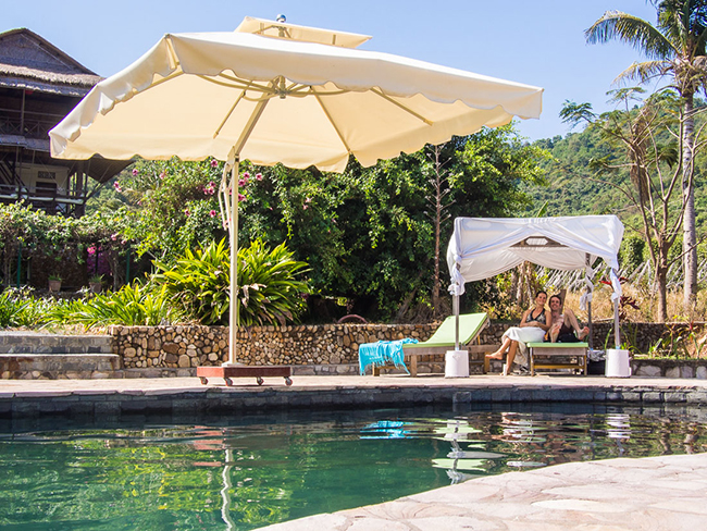 Bạn cũng n&ecirc;n gh&eacute; thăm Vine Retreat Resort, một kh&aacute;ch sạn v&agrave; nh&agrave; h&agrave;ng tuyệt đẹp trong đồn điền Pepper khi đến Kampot.&nbsp;
