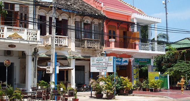 Thị trấn nhỏ b&eacute; n&agrave;y sẽ kh&ocirc;ng hấp dẫn bạn từ c&aacute;i nh&igrave;n đầu ti&ecirc;n bởi n&oacute; rất y&ecirc;n tĩnh với những con đường lớn v&agrave; c&aacute;c t&ograve;a nh&agrave;&nbsp;cũ kĩ.&nbsp;
