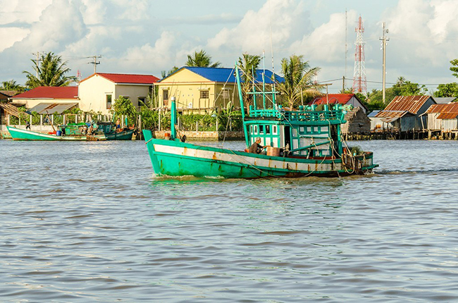 ...hoặc l&ecirc;nh đ&ecirc;nh theo một chiếc thuyền tr&ecirc;n s&ocirc;ng ngay trong th&agrave;nh phố để thưởng thức phong cảnh y&ecirc;n b&igrave;nh, ấm &aacute;p của nơi n&agrave;y.&nbsp;
