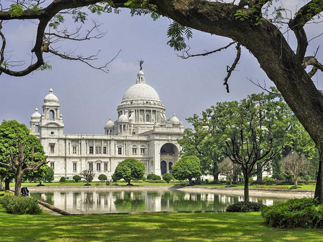 Đ&agrave;i tưởng niệm Victoria l&agrave; một đ&agrave;i tưởng niệm ở th&agrave;nh phố Kolkata, được x&acirc;y dựng để vinh danh Đế chế Anh, điều n&agrave;y giải th&iacute;ch cho kiến tr&uacute;c mang hơi hướng phương T&acirc;y của t&ograve;a nh&agrave;.
