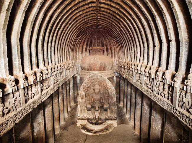 C&aacute;c di t&iacute;ch Phật gi&aacute;o trong hang động Ajanta ở ph&iacute;a t&acirc;y-trung Ấn Độ như kể lại những c&acirc;u chuyện từ thế kỷ thứ nhất v&agrave; thứ hai trước C&ocirc;ng nguy&ecirc;n.
