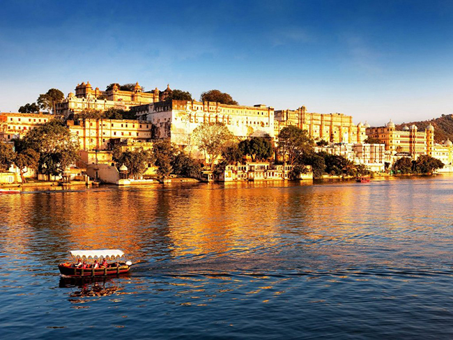 Cung điện Th&agrave;nh phố Udaipur l&agrave; một khu phức hợp gồm 11 cung điện uy nghi&ecirc;m ho&agrave;n chỉnh với khu vườn, cổng, s&acirc;n, s&acirc;n hi&ecirc;n v&agrave; h&agrave;nh lang nằm b&ecirc;n bờ hồ Pichola.

