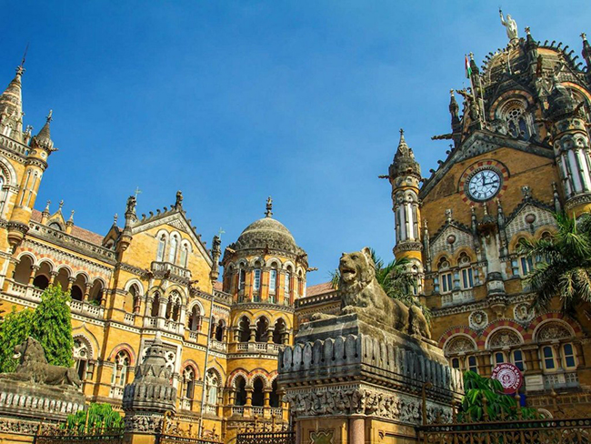 Nh&agrave; ga lịch sử của Mumbai, Chhatrapati Shivaji Terminus, l&agrave; sự pha trộn giữa kiến tr&uacute;c Gothic thời Victoria v&agrave; kiến tr&uacute;c Ấn Độ.&nbsp;
