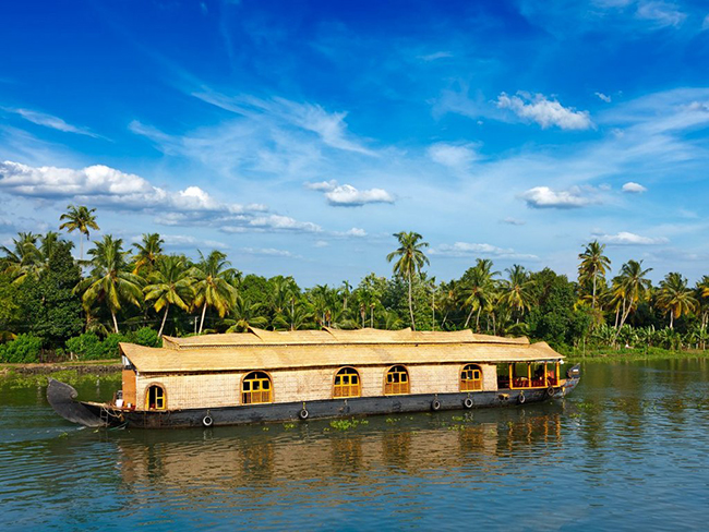 Kh&aacute;m ph&aacute; v&ugrave;ng nước tuyệt đẹp của Kerala ở miền nam Ấn Độ sẽ ho&agrave;n hảo nhất tr&ecirc;n một chiếc thuyền tiện nghi.
