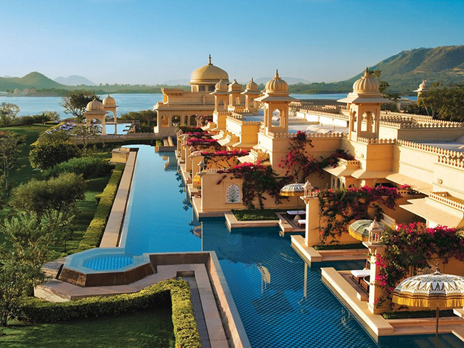 Kh&aacute;ch sạn Oberoi Udaivilas ở Udaipur thường xuy&ecirc;n được c&aacute;c ấn phẩm du lịch h&agrave;ng đầu vinh danh l&agrave; kh&aacute;ch sạn tốt nhất thế giới. Du kh&aacute;ch đến đ&acirc;y được đ&oacute;n tiếp trong c&aacute;c ph&ograve;ng nghỉ sang trọng được thiết kế giống cung điện truyền thống của Ấn Độ.
