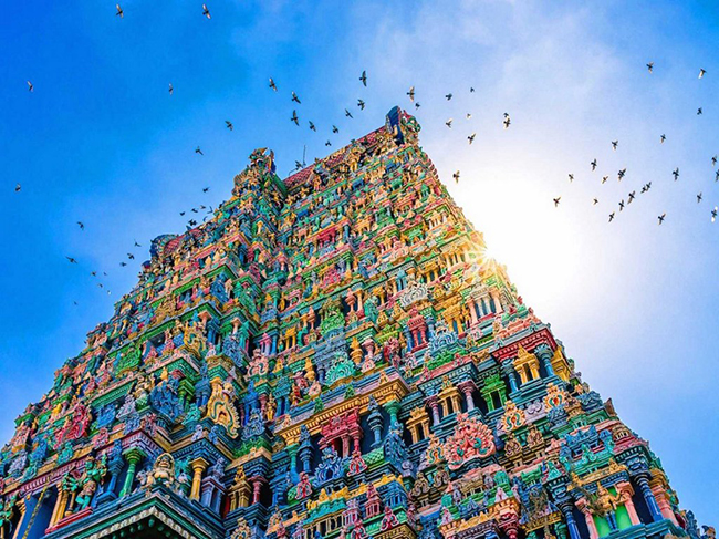 Đền Meenakshi nằm ở Tamil Nadu, miền nam Ấn Độ l&agrave; một tổ hợp rực rỡ c&aacute;c sắc m&agrave;u tươi s&aacute;ng như xanh dương, v&agrave;ng, hồng v&agrave; xanh lục. C&aacute;c h&igrave;nh đi&ecirc;u khắc&nbsp;v&ocirc; c&ugrave;ng chi tiết của ng&ocirc;i đền vươn xa l&ecirc;n bầu trời.
