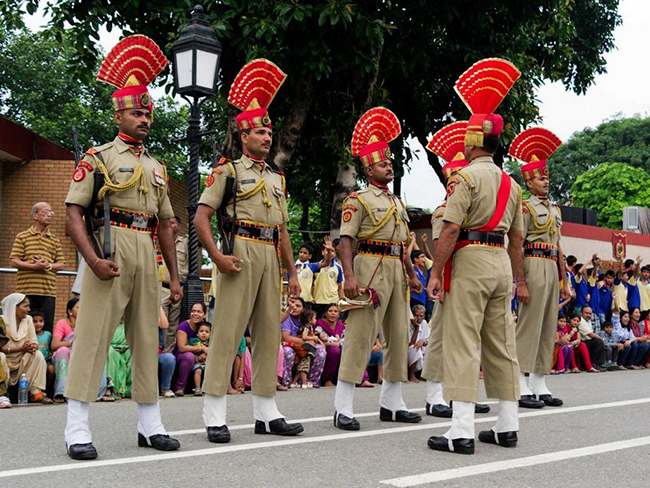 Nghi lễ bi&ecirc;n giới Wagah đầy m&agrave;u sắc được tổ chức hằng ng&agrave;y ở Punjab, nơi Ấn Độ gi&aacute;p với Pakistan.
