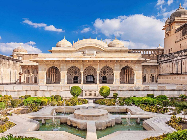 Sheesh Mahal (Cung điện của những tấm gương) l&agrave; phần nổi tiếng nhất ở Ph&aacute;o đ&agrave;i Amber của Jaipur. Những bức tranh v&agrave; b&ocirc;ng hoa được chạm khắc từ k&iacute;nh bao phủ c&aacute;c bức tường v&agrave; trần nh&agrave; g&acirc;y ấn tượng mạnh cho du kh&aacute;ch.&nbsp;
