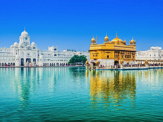 Ng&ocirc;i ch&ugrave;a V&agrave;ng lấp l&aacute;nh l&agrave; một phần của th&agrave;nh phố Amritsar, được coi l&agrave; trung t&acirc;m t&acirc;m linh của người Sikh v&agrave; từng l&agrave; cửa ng&otilde; v&agrave;o Punjab cho du kh&aacute;ch đến từ Trung &Aacute;.
