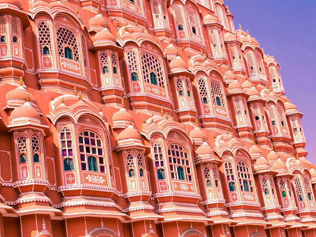 Thiết kế phức tạp của Hawa Mahal 5 tầng, hay Cung điện Những ngọn gi&oacute; ở Jaipur nhằm mục đ&iacute;ch cho ph&eacute;p phụ nữ ho&agrave;ng gia xem c&aacute;c lễ hội đường phố từ trong cung điện, v&igrave; họ kh&ocirc;ng được ph&eacute;p xuất hiện ở nơi c&ocirc;ng cộng.

