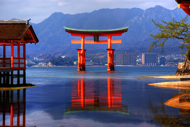 Đền thờ thần đạo Itsukushima (Hiroshima), một trong những địa danh nổi tiếng&nbsp;của Nhật Bản m&agrave; du kh&aacute;ch kh&ocirc;ng thể bỏ qua.&nbsp;
