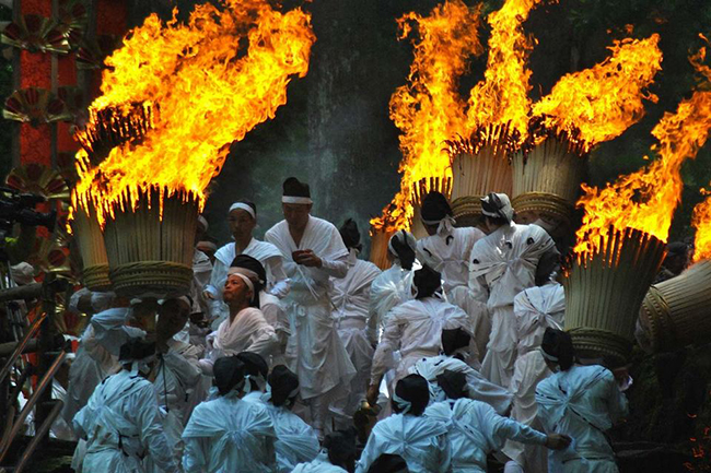 Lễ hội Nachi Fire Festial ở Wakayama. Đ&acirc;y l&agrave; một trong những lễ hội độc đ&aacute;o nhất ở Nhật Bản.
